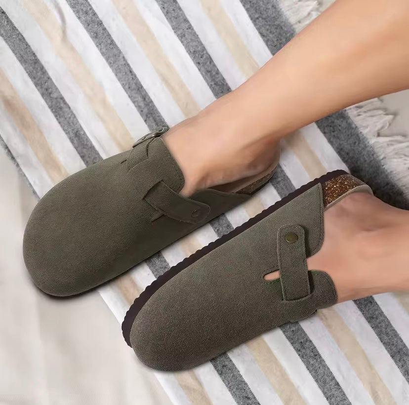 Suede clogs